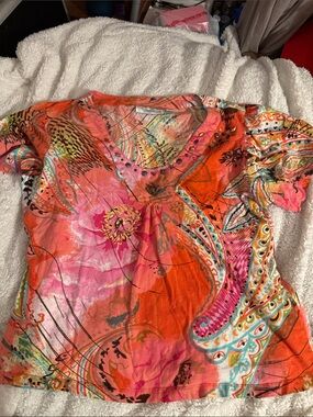 Women’s V-Neck Short Sleeve Floral Paisley Tee in Coral Pink